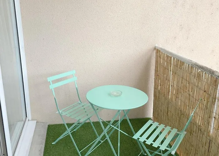 Near Train Station And Sanctuary アパート *