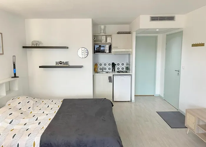 아파트 Near Train Station And Sanctuary 루르드