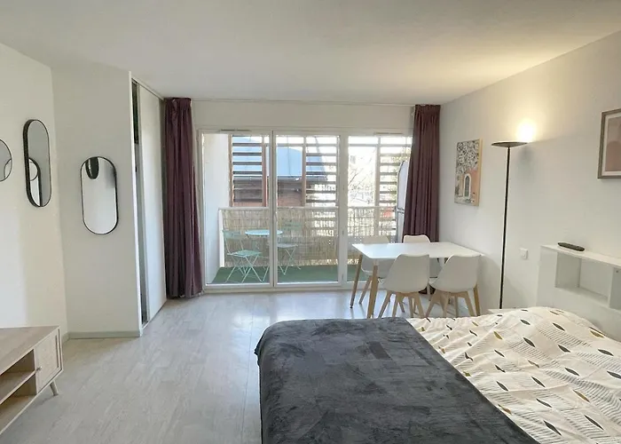 Near Train Station And Sanctuary 아파트 *